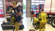 Do amerického Texasu včera odletělo 16 českých hasičů z USAR týmu, kteří budou v místech zasažených ničivými povodněmi pomáhat s pátráním po pohřešovaných lidech.