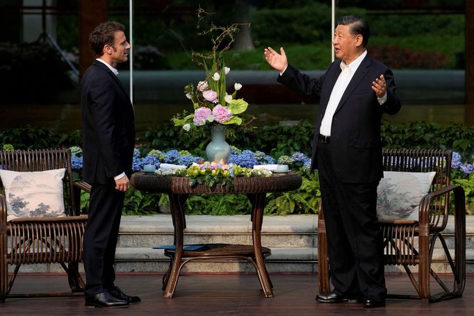 Francouzský prezident Emmanuel Macron se svým čínským protějškem Si Ťin-pchingem.