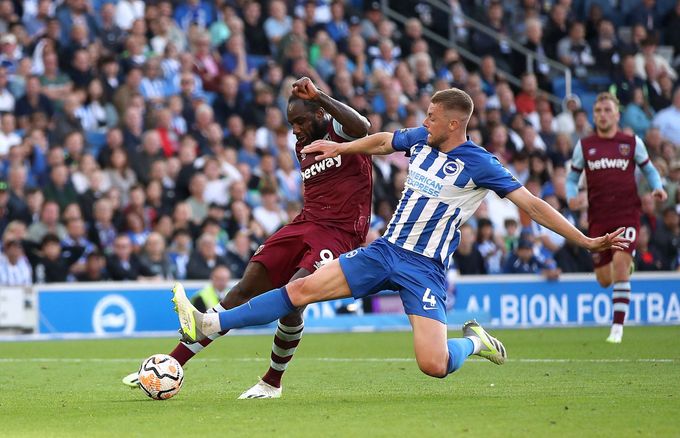 Michail Antonio střílí třetí gól West Hamu do sítě Brightonu