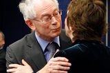 Došlo i na hubičku. (Tvář Hermanovi Van Rompuy nastavuje nová šéfka diplomacie Catherine Ashtonová.)