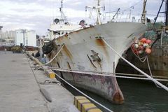 Sparta nabírá vodu, ruští rybáři volají o pomoc