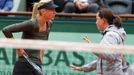 Ruská tenistka Maria Šarapovová se rozčiluje na rozhodčí během osmifinále French Open 2012, které vyhrála nad Češkou Klárou Zakopalovou.