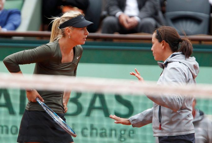 Ruská tenistka Maria Šarapovová se rozčiluje na rozhodčí během osmifinále French Open 2012, které vyhrála nad Češkou Klárou Zakopalovou.