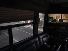 Televizní obrazovka s Gingrichem ve vysílání, zachycená fotografem ve volebním autobusu, kterým prezidentský kandidát křižuje Floridu.