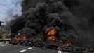 Burning tires are seen in the N0-630 road during a miner demonstration in La Robla, near Leon, northern Spain June 20, 2012. The miners were protesting against the government's proposal to decrease funding for coal production. REUTERS/Eloy Alonso (SPAIN - Tags: CIVIL UNREST POLITICS BUSINESS EMPLOYMENT) Published: Čer. 20, 2012, 1:28 odp.