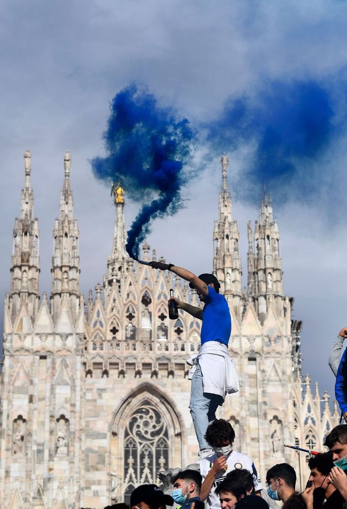 Takto slavili fanoušci Interu Milán scudetto, titul v italské Serii A (Duomo)