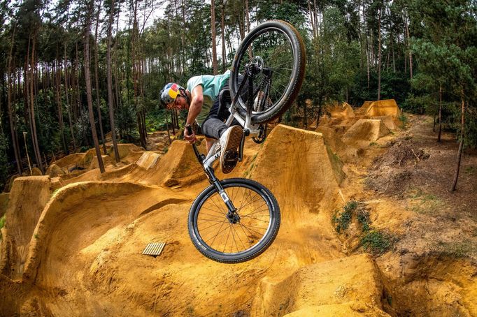 Name of photographer / Red Bull Illume Photographer: Andy Lloyd, Athlete: Matt Jones, Location: Woburn Trails, Woburn Sands, United Kingdom