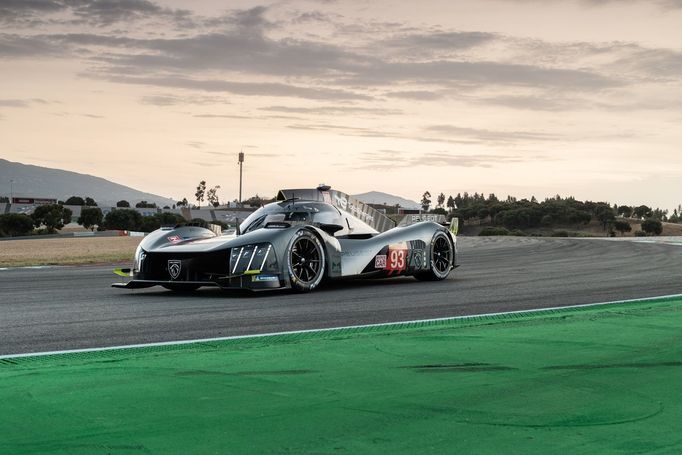 Peugeot 9X8 Hybrid Hypercar na trati