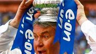 Guus Hiddink s trofejí