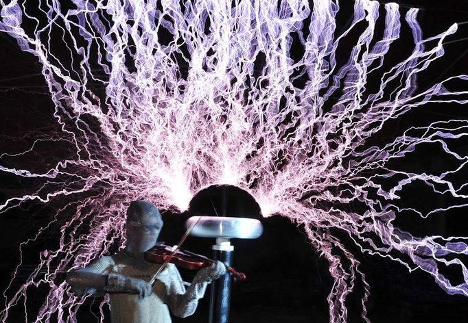 Performing With Lightning CHANGLE, CHINA - AUGUST 11: (CHINA OUT) A guitarist plays guitar as high voltage of up to 1 million volts, generated by a Tesla coil transformer, runs through his body during a stunt performance on August 11, 2012 in Changle, Fujian Province of China. Wang Zengxiang, one of the craziest fans of the Tesla coil stunt, has dedicated himself in the daredevil career for a decade. He is now the leader of a band of four. A Tesla coil is an electrical resonant transformer circuit invented by Nikola Tesla around 1891. The transformer produces high voltage at high frequencies, which acts as a giant lightning machine, and creates long bolts of electricity. Shielded by protective clothing, the performer is insulated from the electricity current which dissipates through the ground. ( automatický překlad do češtiny )