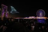 Provoz Dubajského oka slavnostně zahájil čtvrteční ceremoniál se světelnou show a ohňostrojem. Podle zpravodajského webu BBC tak nejlidnatější město Spojených arabských emirátů pokračuje v cestě za pozicí globálního turistického střediska.