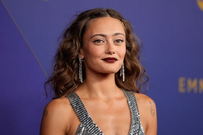 Na snímku z předávání cen Emmy je herečka Ella Purnell.