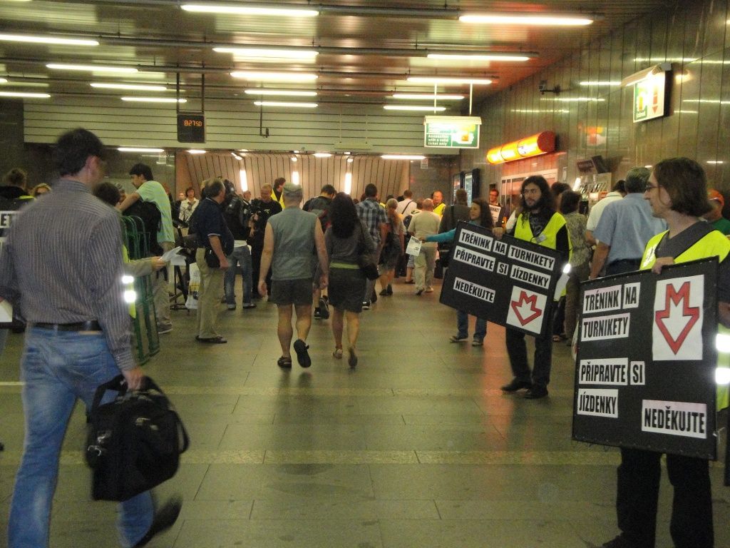 Pirátská akce proti turniketům v metru