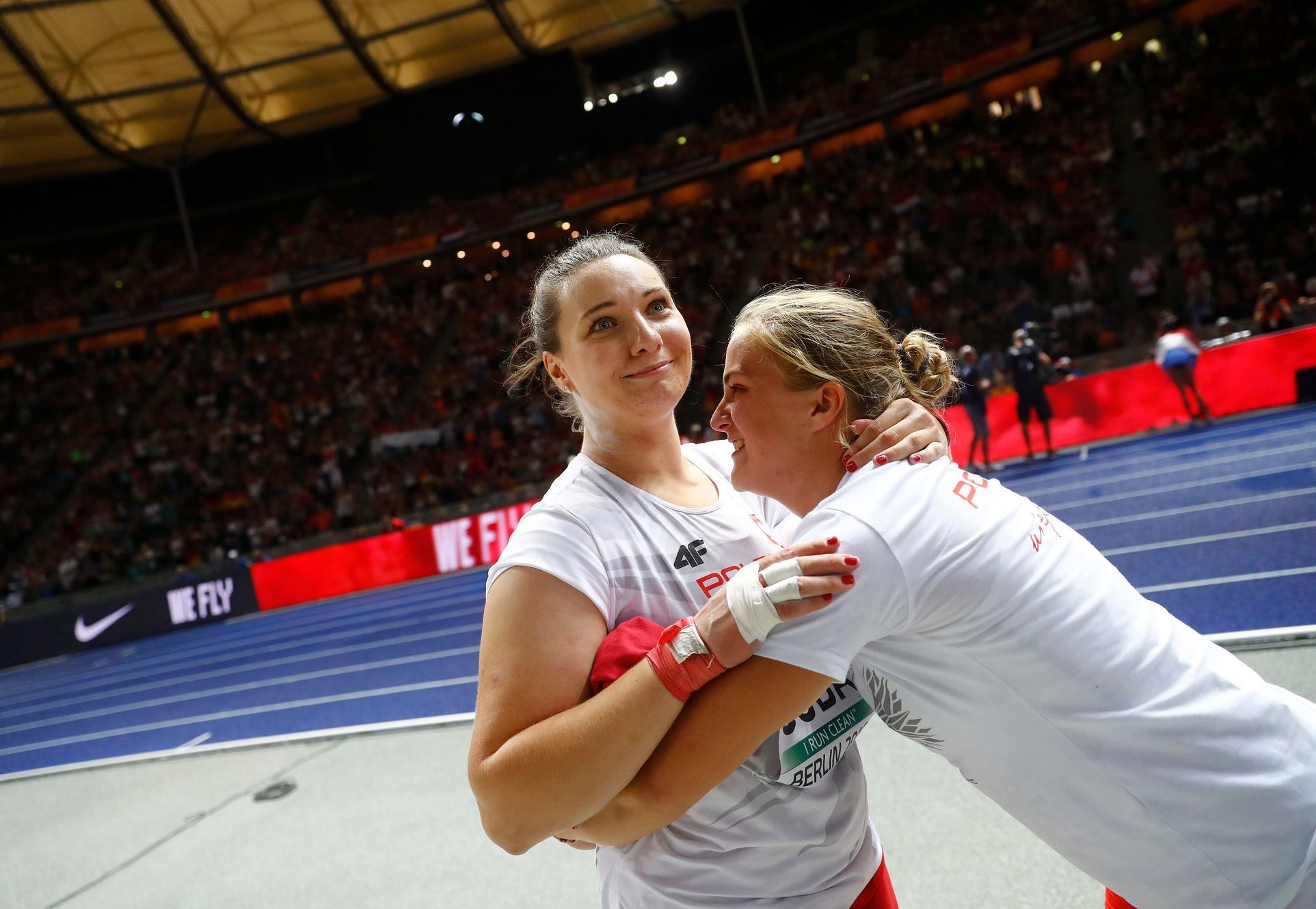 ME v atletice v Berlíně 2018: Radost polských koulařek (vlevo Paulina Gubová, vpravo Klaudia Kardaszová)