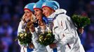 Soči 2014, závěrečný ceremoniál: Norky Therese Johaugová, Marit Björgenová a  Kristin Störmer Steiraová,které opanovaly závod na 30 km žen