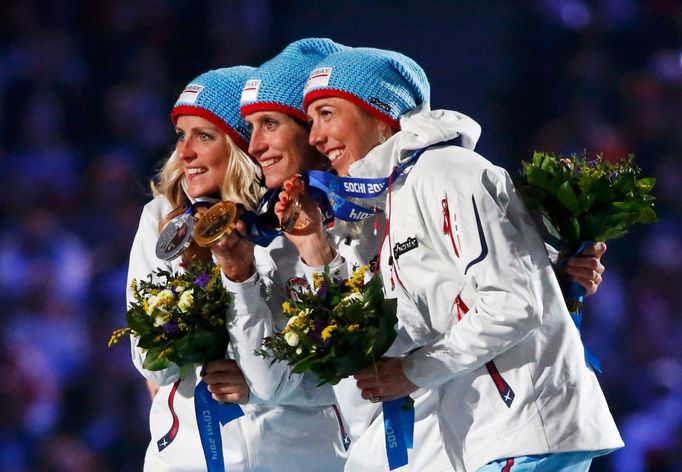 Soči 2014, závěrečný ceremoniál: Norky Therese Johaugová, Marit Björgenová a  Kristin Störmer Steiraová,které opanovaly závod na 30 km žen