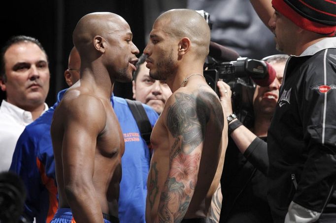 Floyd Mayweather junior (vlevo) a Miguel Cotto