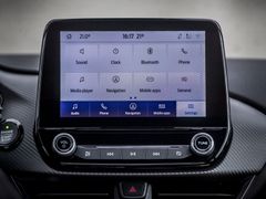 Palubní systém Pumy má novou grafiku, logická menu a rychlé reakce. Podporuje Apple Carplay a Android Auto, standardně se dodává bezdrátové dobíjení mobilu.