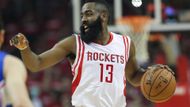 Titul nejlepšího týmu NBA by chtěli po dvaceti letech získat v Houstonu. Rockets loni prohráli poměrně jednoznačně (4:1) ve finále západní konference s Golden State Warriors, přesto během léta hvězdné posily nepřivedli. Nejvýraznějším jménem je Ty Lawson. Vyvrhel z Denveru Nuggets, kteří se jej zbavili po dlouhodobých problémech s alkoholem a tedy i v současné době velká neznámá. Lawson je rozehrávač prvotřídní kvality, který umí řídit hru a nebojí se vystřelit, jestli se ale po návratu z odvykací kúry dokáže přiblížit k výkonům, které podával dříve, ukáže až čas. Rockets tak budou muset nadále spoléhat na svého nejlepšího střelce Jamese Hardena (na obrázku) a věřit, že se pivot Dwight Howard letos vyhne vážnějším zraněním.