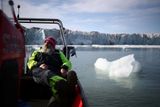 Měnící se prostředí ovlivňuje i životy místních. Kim Holmen (na fotografii), ředitel Norského polárního institutu, žije na ostrovech už tři desítky let. Podle něj jsou změny nepopiratelné. "Ztrácíme Špicberky, jak je známe," říká. Jako důvod cituje právě klimatickou změnu.
