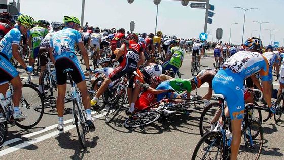 Obrazem: Bolestivá Tour. Po dvou etapách spousta pádů a zranění