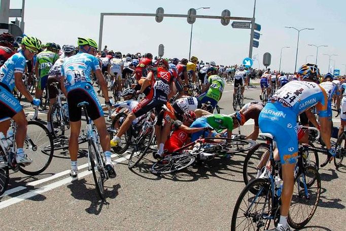 Letošní Tour de France má za sebou zatím jen dvě etapy, přesto už se hodně padalo.