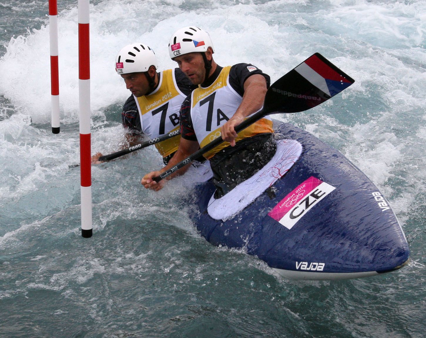 Deblkanoisté Jaroslav Volf a Ondřej Štěpánek v kvalifikaci vodního slalomu na OH v Londýně