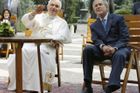 Papež přijal naposledy Bushe. Pozval ho do věže