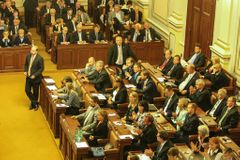 Sněmovna schválila i přes kritiku stran služební zákon