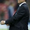 Nový trenér Albionu Fabio Capello reaguje na průběh přátelského utkání mezi Anglií a Švýcarskem.