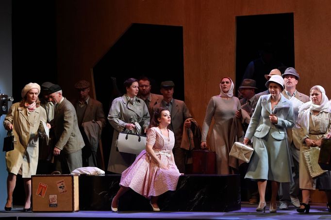 Uprostřed je Jana Sibera jako Manon Lescaut.