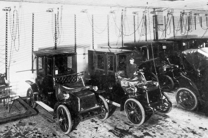 Nabíjecí stanice pro elektromobily v roce 1909.