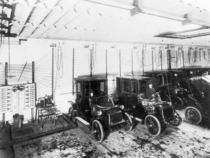 Nabíjecí stanice pro elektromobily v roce 1909.