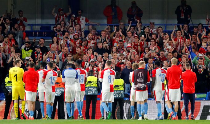 fotbal, odveta čtvrtfinále Evropské ligy, Chelsea - Slavia, děkovačka hráčů s fanoušky