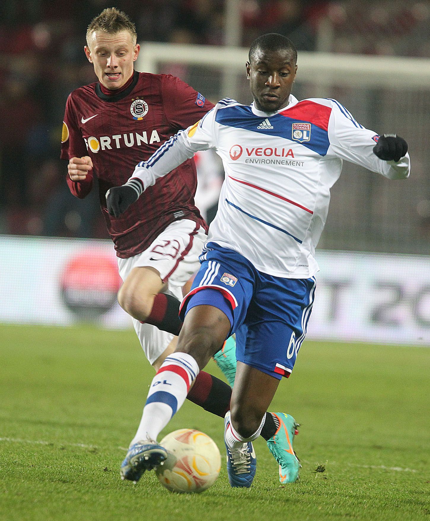 Fotbalista Sparty Praha Ladislav Krejčí běží za Gueïdou Fofanou v utkání Evropské ligy proti Olympique Lyon.
