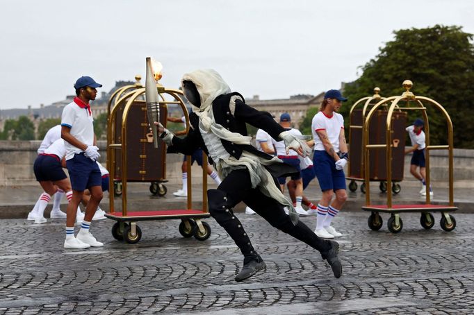 Zahajovací ceremoniál OH 2024 - tajemný nosič olympijské pochodně