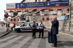 Útočník s nožem v Marseille zabil dvě ženy a křičel údajně Alláhu akbar, vojáci ho zastřelili