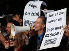 Protesty proti Vatikánu u příležitosti papežovy návštěvy Londýna.