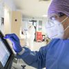Koronavirus - ARO Krajská nemocnice Liberec, sestra, doktor, zdravotník, karanténa, pacient, oblek, pandemie, krize