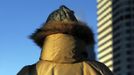 A pedestrian is bundled up as he walks in single digit temperatures on a cold morning in Boston, Massachusetts January 23, 2013. REUTERS/Jessica Rinaldi (UNITED STATES - Tags: ENVIRONMENT SOCIETY) Published: Led. 23, 2013, 3:20 odp.