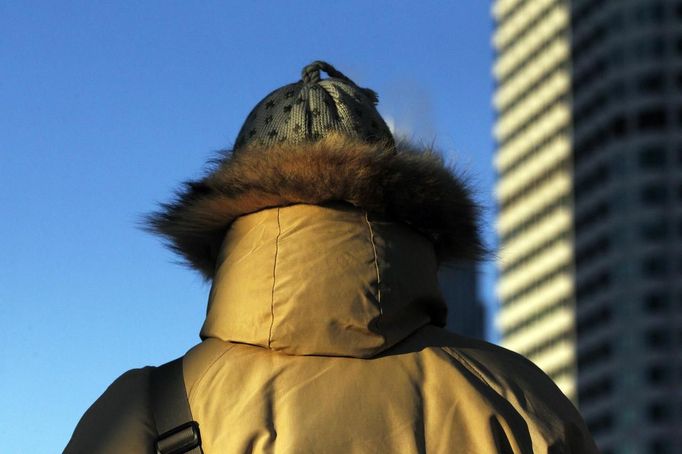 A pedestrian is bundled up as he walks in single digit temperatures on a cold morning in Boston, Massachusetts January 23, 2013. REUTERS/Jessica Rinaldi (UNITED STATES - Tags: ENVIRONMENT SOCIETY) Published: Led. 23, 2013, 3:20 odp.