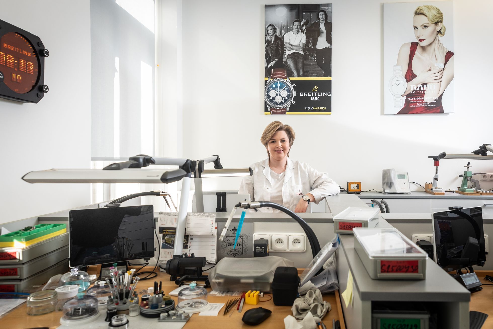 hodinky, hodinářka, řemeslo, ženy v mužských profesích