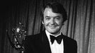 Hal Holbrook roku 1971 s televizní cenou Emmy za výkon v seriálu The Bold Ones: The Senator.