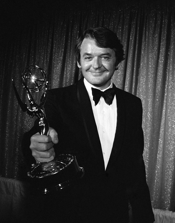 Hal Holbrook roku 1971 s televizní cenou Emmy za výkon v seriálu The Bold Ones: The Senator.