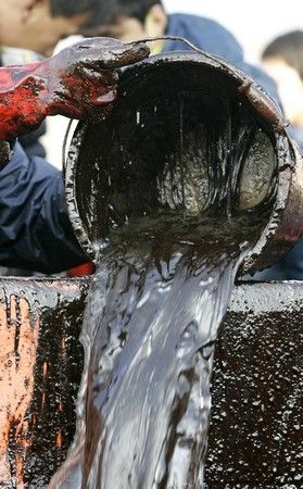 Korejci bojují s ropou z tankeru