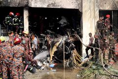 Po pádu letadla na budovu v areálu školy v Bangladéši zemřelo nejméně 27 lidí