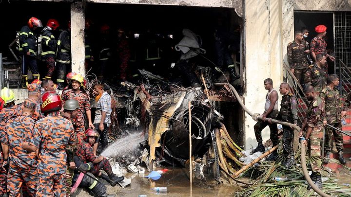 Po pádu letadla na budovu v areálu školy v Bangladéši zemřelo nejméně 27 lidí; Zdroj foto: Reuters