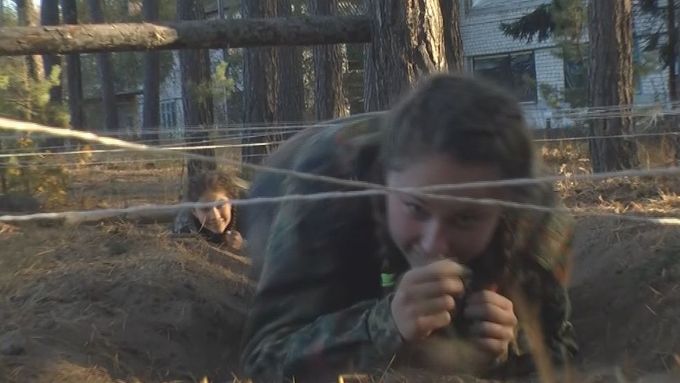 Děti v Sumské oblasti na východě Ukrajiny mohou navštěvovat výcvikový tábor, v němž se učí základům vojenského řemesla. A nacionalistickou ideologii.