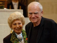 Na snímku z června 2009 Milan Kundera v Paříži přebírá Světovou cenu Nadace Simone a Cina Del Ducaových.