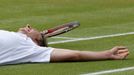 Francouzský tenista Richard Gasquet leží na trávě během utkání s Němcem Florianem Mayerem v osmifinále Wimbledonu 2012.